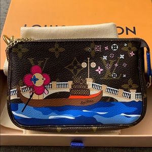 LV Mini Pochette Christmas Animation 2019